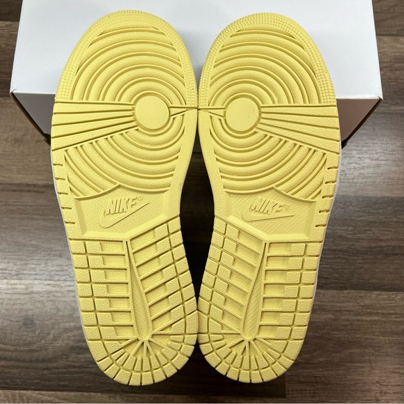 Nike Air Jordan 1 Mid - Picture 5 of 7